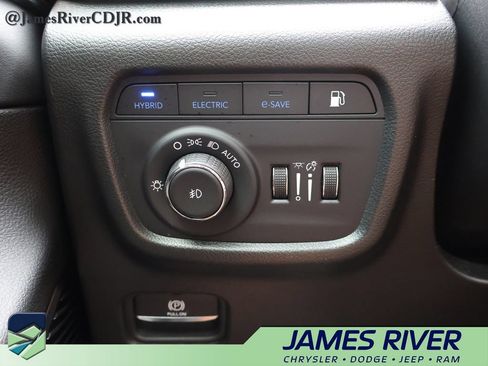 Used 2023 Jeep Grand Cherokee Summit w/ Luxury Tech Group V AWD/4WD image 33