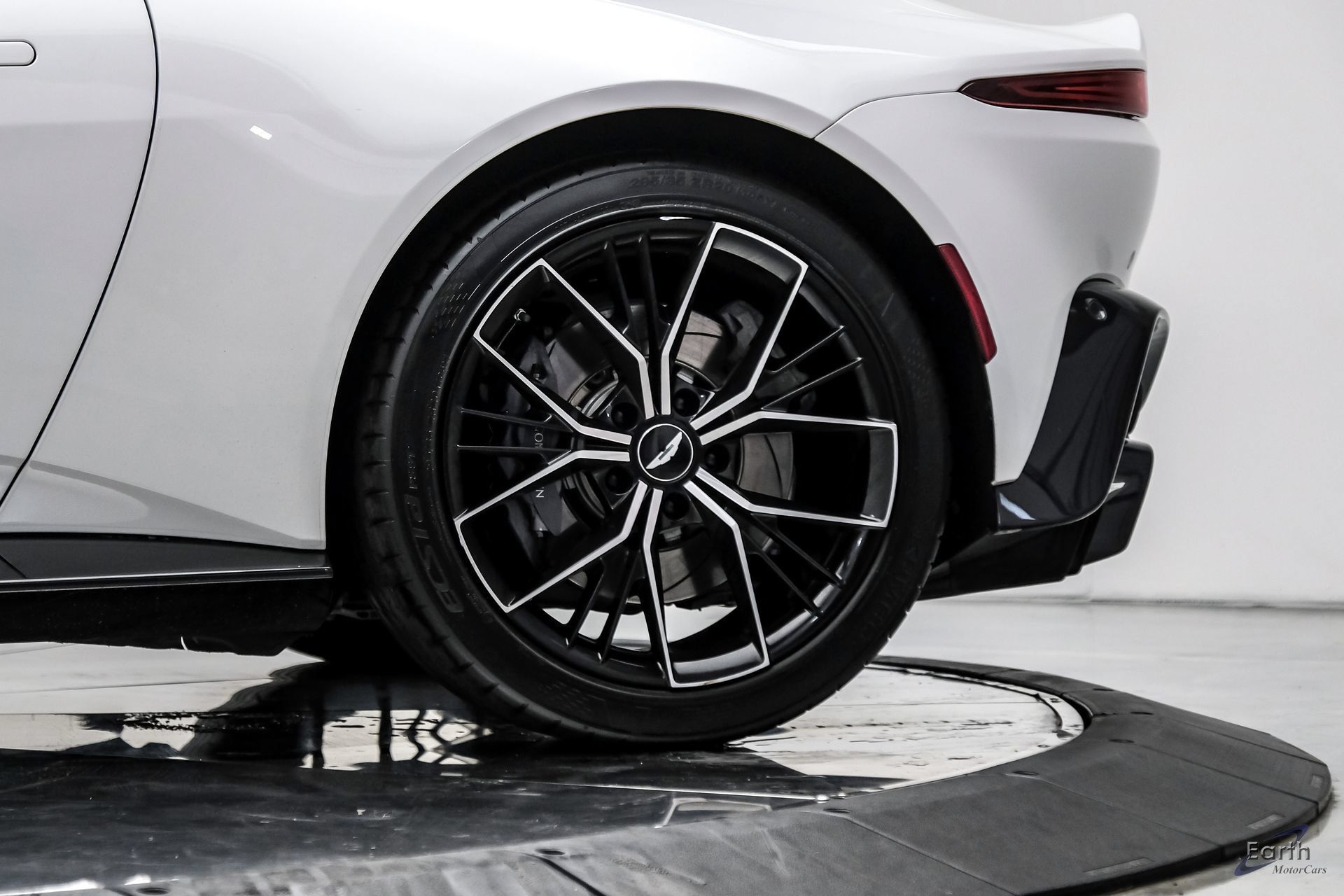 Used 2022 Aston Martin V8 Vantage Coupe RWD image 90