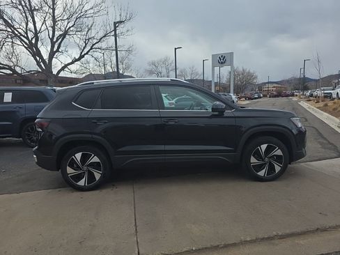 Certified 2025 Volkswagen Taos SE image 8