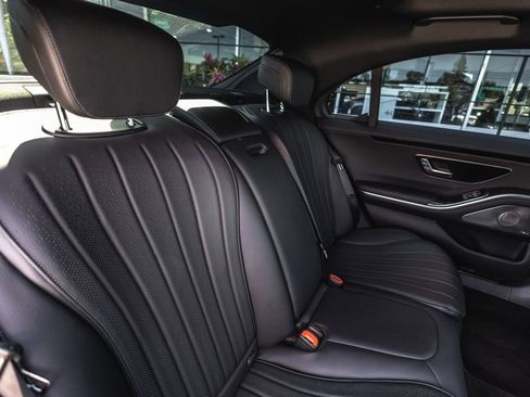 Used 2022 Mercedes-Benz S 500 4MATIC w/ AMG Line Package image 32
