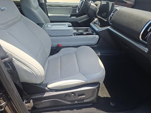 Used 2025 Ford Expedition Platinum w/ Driver's Package AWD/4WD image 2