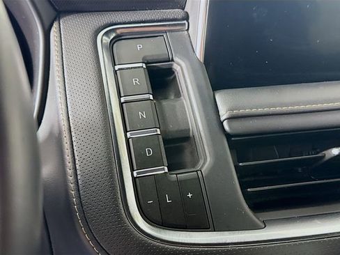 Used 2022 GMC Yukon XL SLT w/ SLT Premium Package image 19