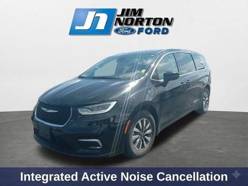 Used 2023 Chrysler Pacifica Touring-L FWD image 4