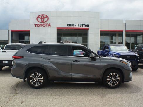 Used 2021 Toyota Highlander XLE FWD image 1