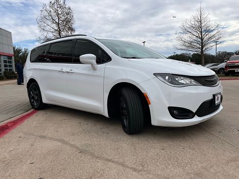 Used 2020 Chrysler Pacifica Touring-L Plus w/ S Appearance Package image 5
