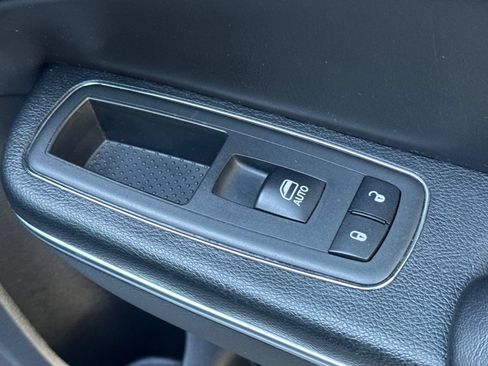 Used 2018 Chrysler 300 S AWD/4WD image 22