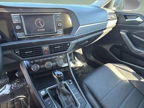 Used 2023 Volkswagen Jetta SE image 24