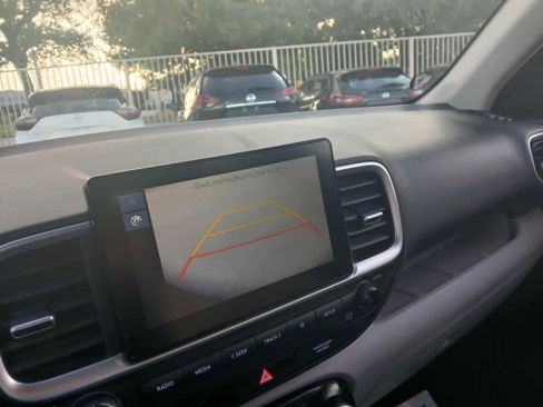 Used 2025 Hyundai Venue SEL FWD image 14