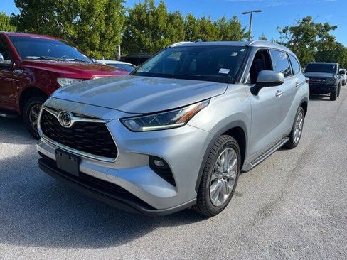 Used 2023 Toyota Highlander Limited image 2