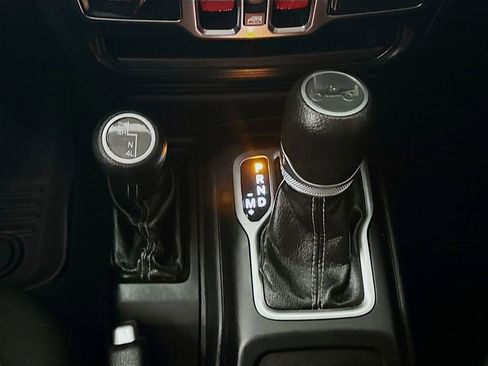Used 2019 Jeep Wrangler Unlimited Sahara AWD/4WD image 16
