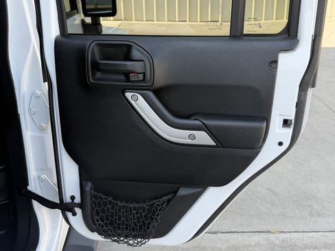 Used 2017 Jeep Wrangler Unlimited Sahara w/ Connectivity Group AWD/4WD image 31