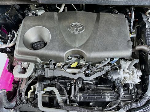 Used 2024 Toyota Sienna LE image 31