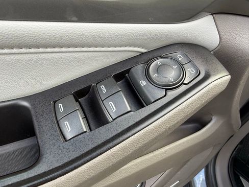 Used 2018 Chevrolet Traverse LT image 25