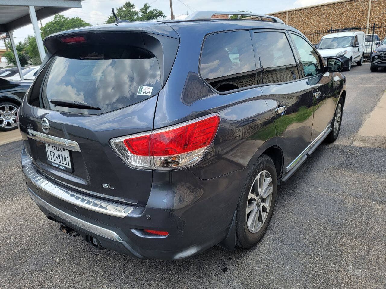 Used 2014 Nissan Pathfinder SL w/ SL Premium Package FWD image 4