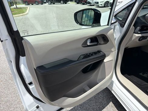 Used 2024 Chrysler Pacifica Limited FWD image 13