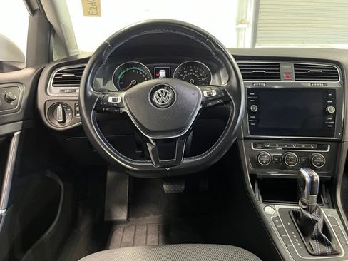 Used 2018 Volkswagen e-Golf SE FWD image 22