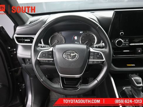 Used 2023 Toyota Highlander XSE AWD/4WD image 23
