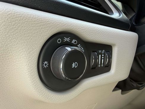 Used 2023 Chrysler Pacifica Touring-L FWD image 15
