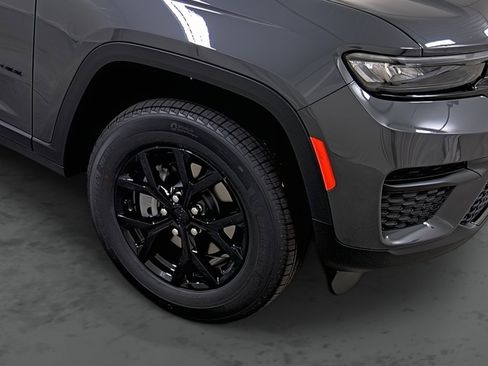 New 2025 Jeep Grand Cherokee 4WD image 14