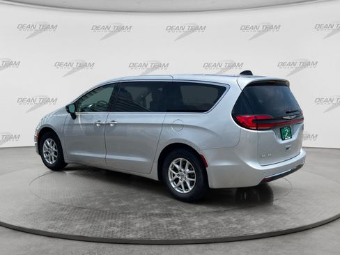 Used 2024 Chrysler Pacifica Touring-L FWD image 6