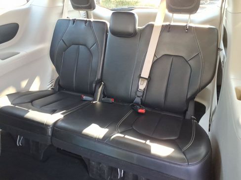 Used 2024 Chrysler Pacifica Touring-L FWD image 14