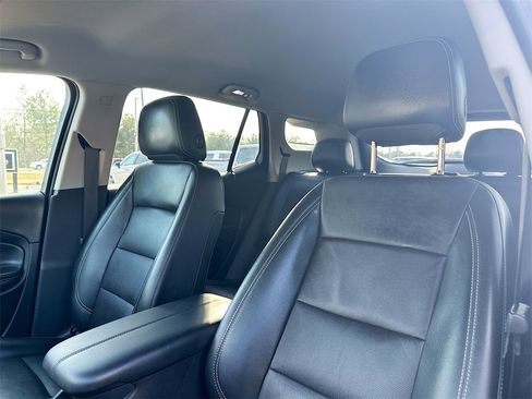 Used 2023 GMC Terrain SLT w/ Elevation Edition image 8