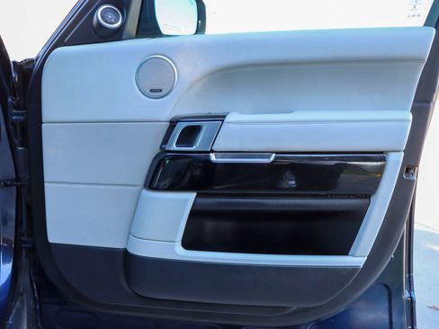 Used 2015 Land Rover Range Rover HSE image 11