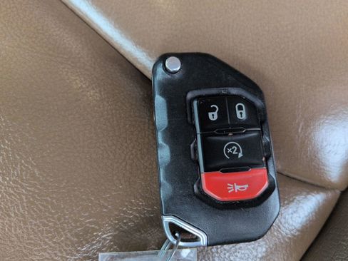 Used 2020 Jeep Gladiator Rubicon w/ Uconnect 4C Nav & Sound Group image 41