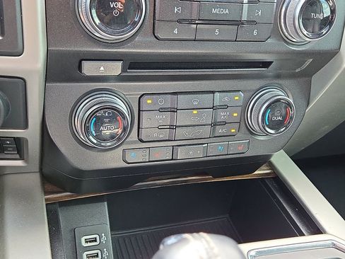 Used 2018 Ford F150 Lariat w/ Equipment Group 502A Luxury image 29