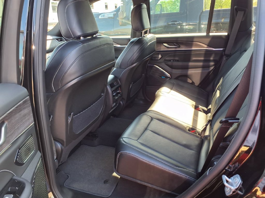 Used 2022 Jeep Grand Cherokee Overland AWD/4WD image 17