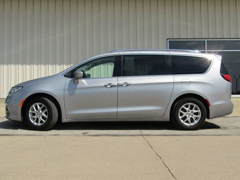 Used 2021 Chrysler Pacifica Touring-L FWD image 11