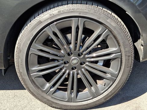 Used 2025 Land Rover Range Rover Long Wheelbase SE image 10