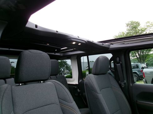 Certified 2025 Jeep Wrangler Unlimited Sahara w/ Safety Group AWD/4WD image 21