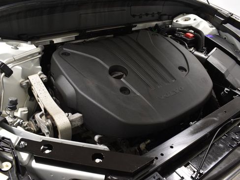 Used 2023 Volvo XC60 B5 Plus image 33