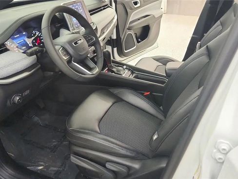 Used 2025 Jeep Compass Latitude image 22