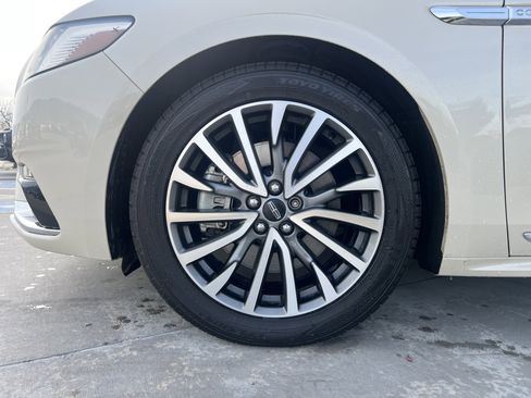 Used 2018 Lincoln Continental Select image 10