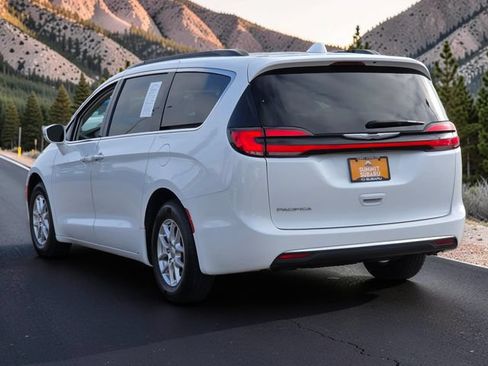 Used 2022 Chrysler Pacifica Touring-L FWD image 5