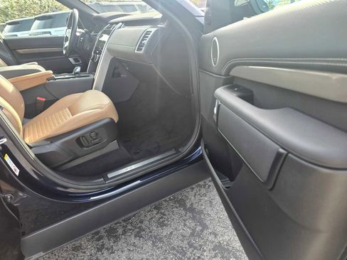 Used 2023 Land Rover Discovery Metropolitan Edition image 10