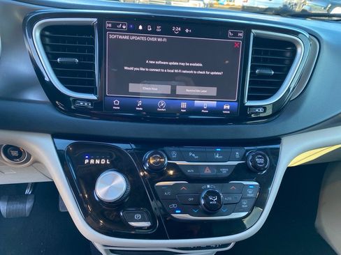 Used 2023 Chrysler Pacifica Touring-L FWD image 11