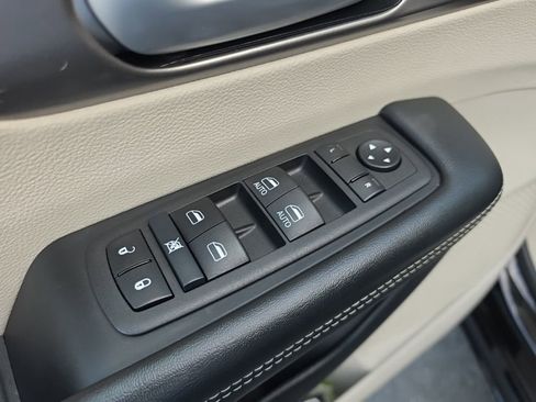 Used 2024 Chrysler Pacifica Touring-L FWD image 23