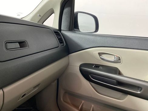 Used 2019 Kia Sedona LX image 22