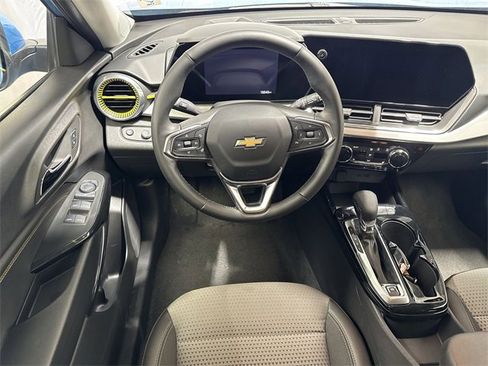 Certified 2025 Chevrolet Trax LT w/ Driver Confidence Package image 14