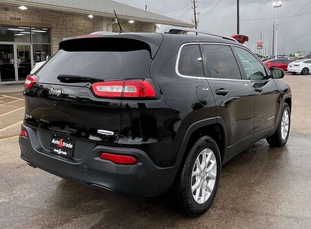 Used 2017 Jeep Cherokee Latitude AWD/4WD image 4