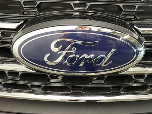 Used 2020 Ford Explorer XLT w/ Equipment Group 202A AWD/4WD image 8