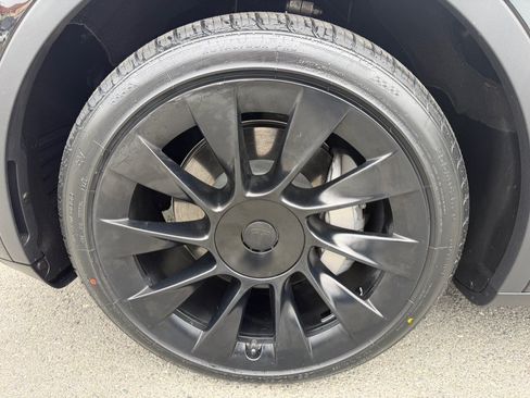 Used 2024 Tesla Model Y Long Range AWD/4WD image 48