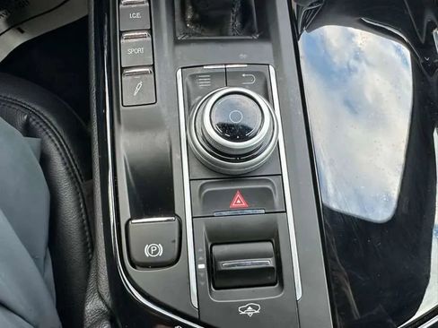 Used 2020 Maserati Levante image 31