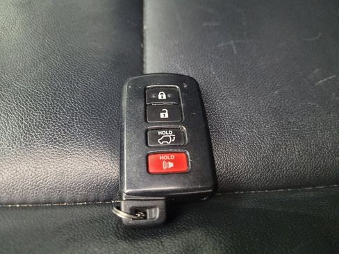 Used 2018 Toyota Highlander XLE image 32