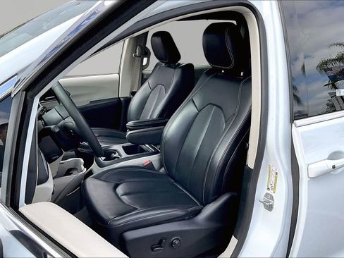 Used 2023 Chrysler Pacifica Touring-L FWD image 20