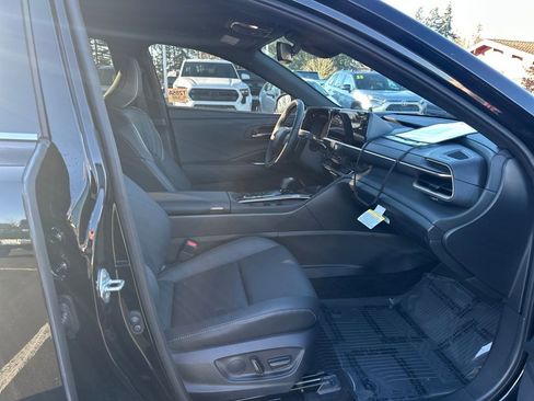 Used 2025 Toyota Crown Signia XLE image 17