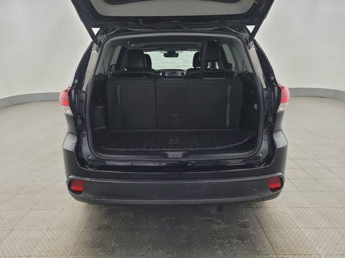Used 2019 Toyota Highlander SE image 29